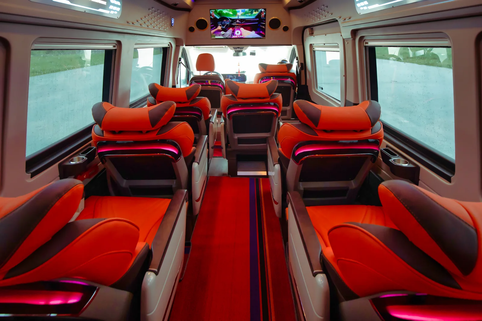 Khoang ghế Limousine thực tế với lối đi giữa và trần đèn