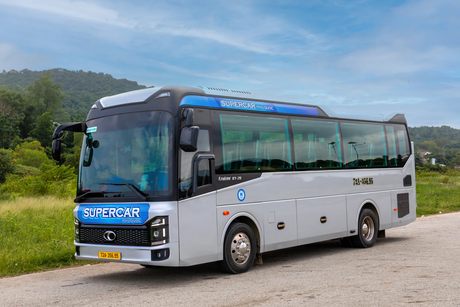 Ngoại thất xe 29 chỗ Supercar Phú Quốc